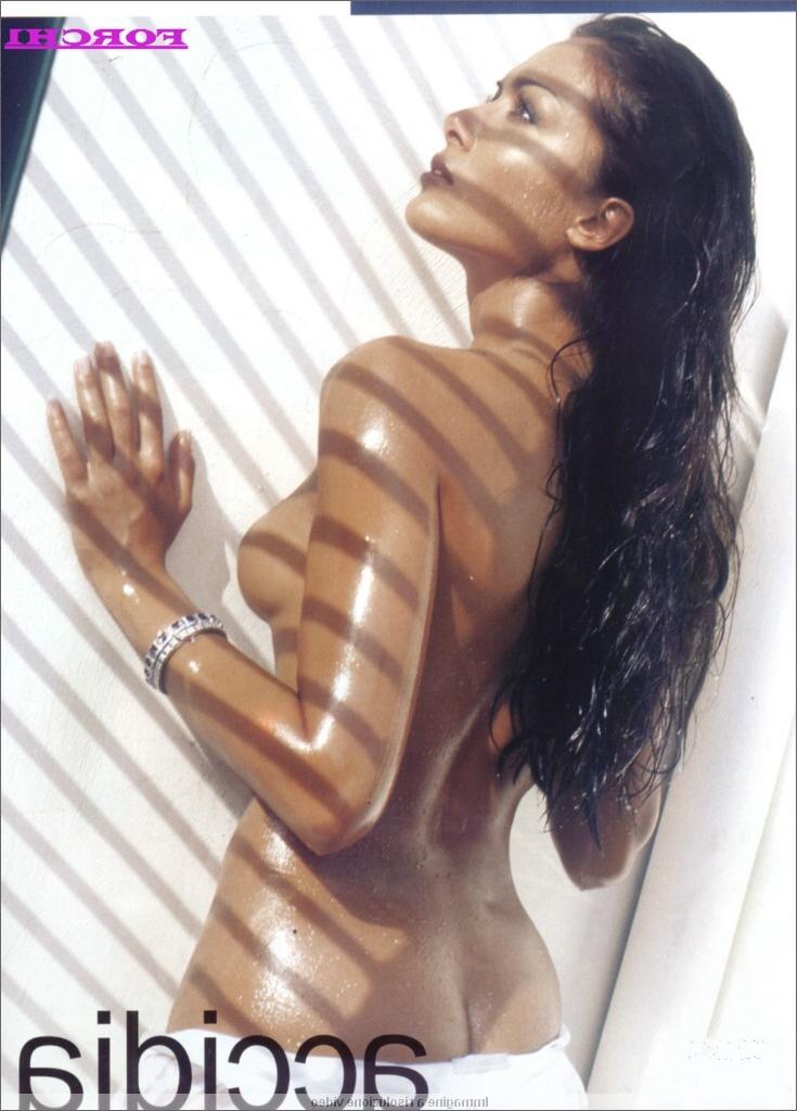 15P Revealing Pics of sexy Italian Politician Mara Carfagna