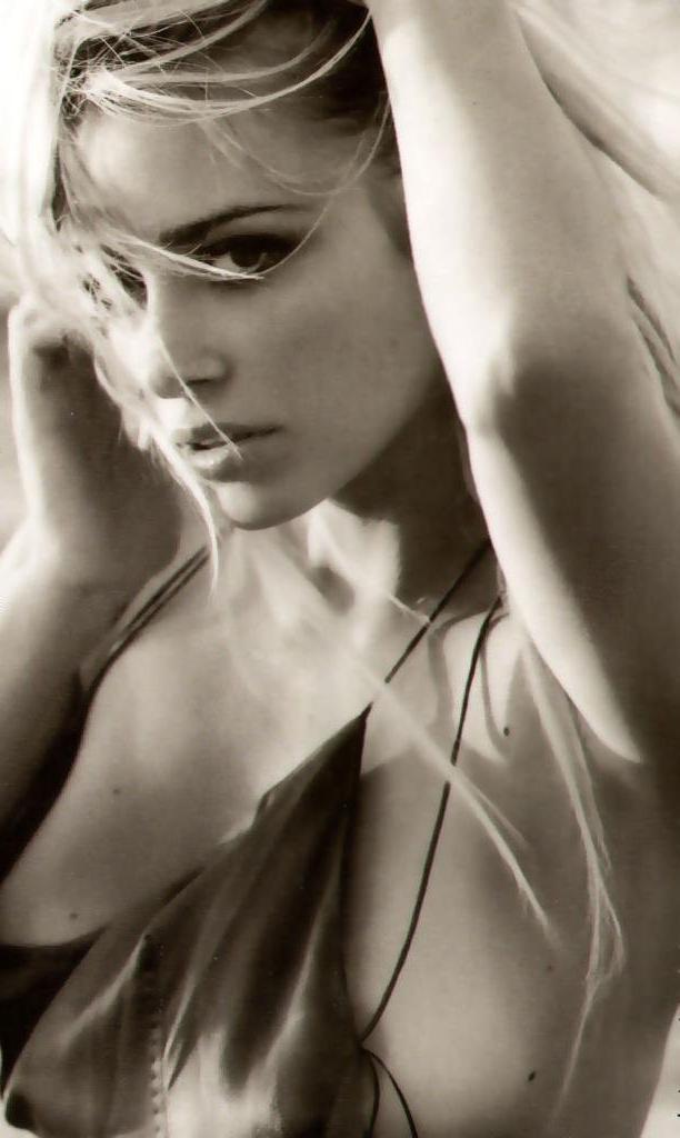 15P Italian Martina Stella in a Selection provocative Pics