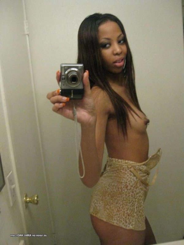 12P Solo ghetto babe taking self pics