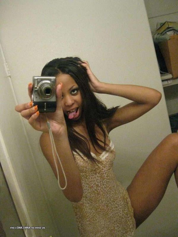 12P Solo ghetto babe taking self pics