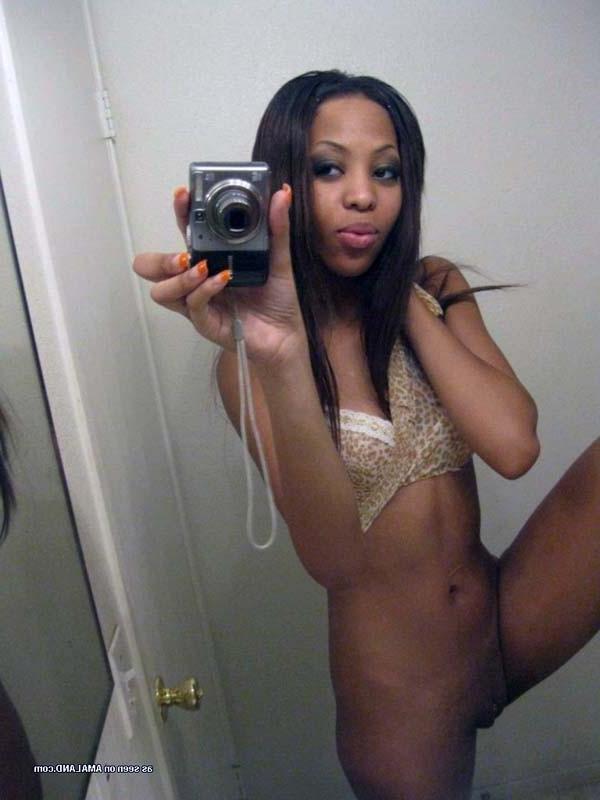 12P Solo ghetto babe taking self pics