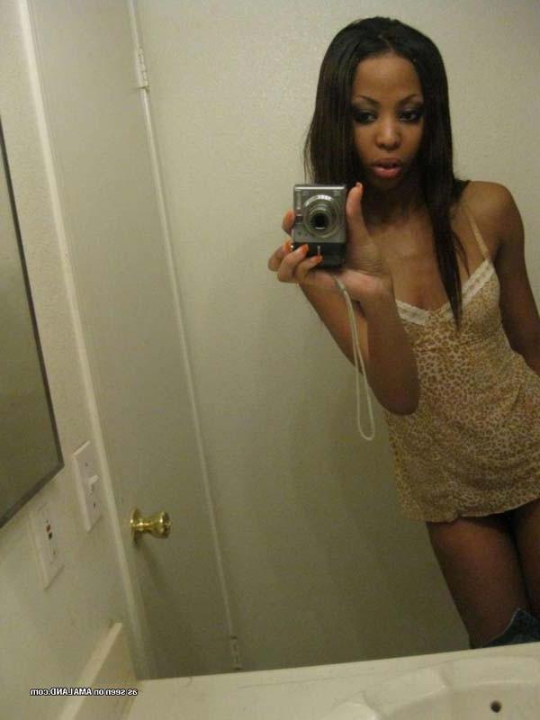 12P Solo ghetto babe taking self pics