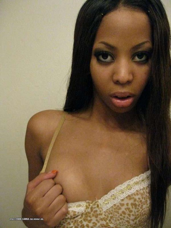 12P Solo ghetto babe taking self pics