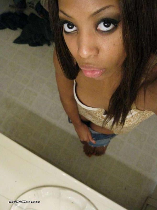 12P Solo ghetto babe taking self pics