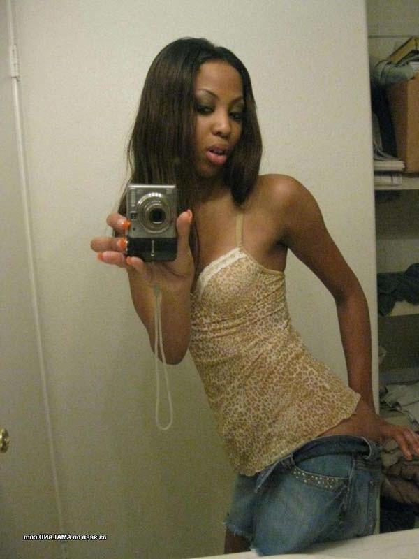 12P Solo ghetto babe taking self pics