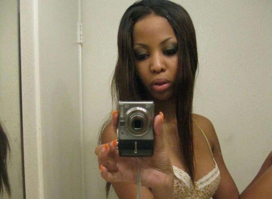 12P Solo ghetto babe taking self pics