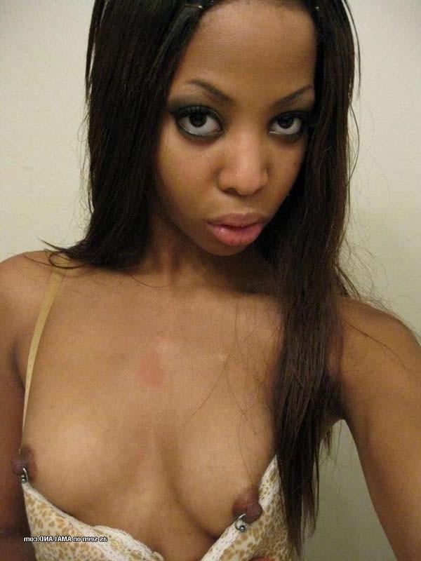 12P Solo ghetto babe taking self pics