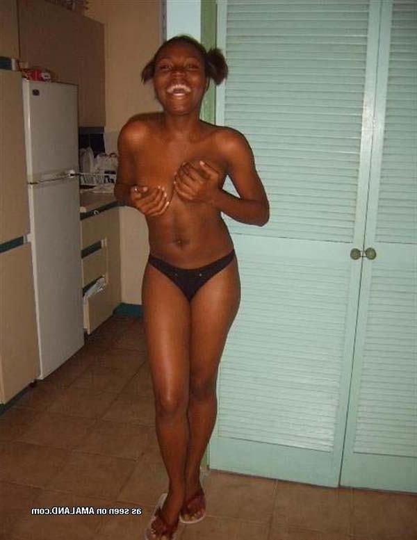 12P Ghetto babes love to spread their legs