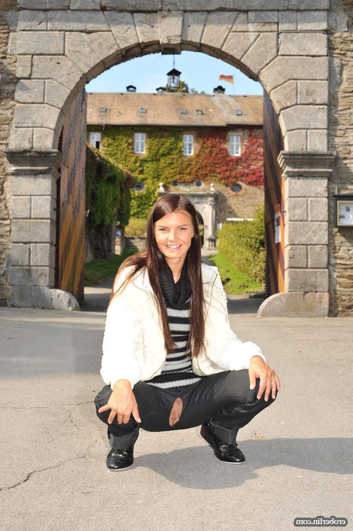 16P Suzie shows her pussy at the German castle