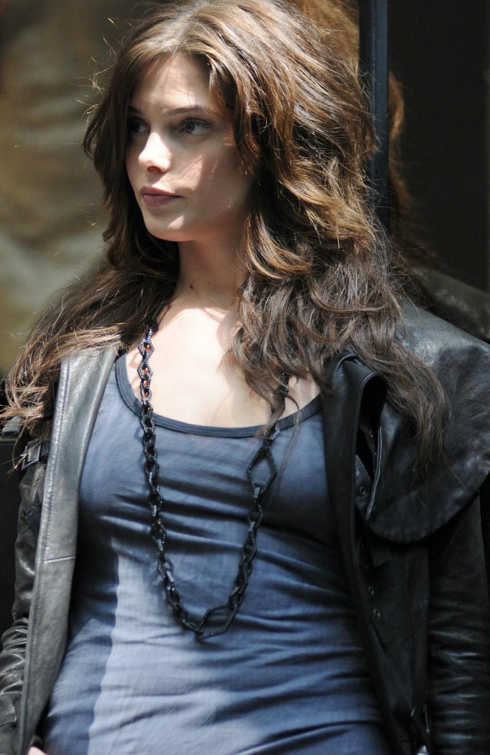16P Hot Ashley Greene and her nude scandal pics