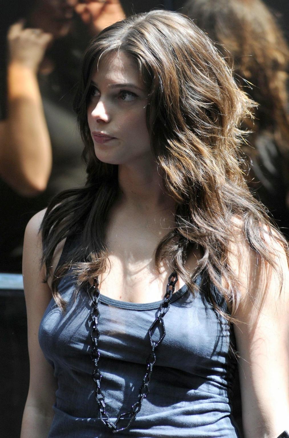 16P Hot Ashley Greene and her nude scandal pics