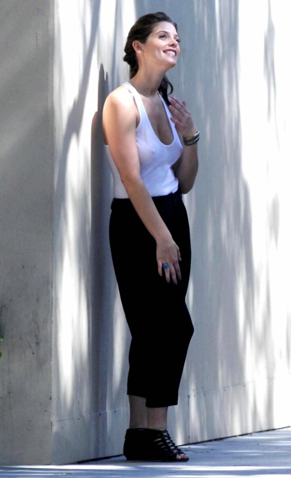 16P Hot Ashley Greene and her nude scandal pics