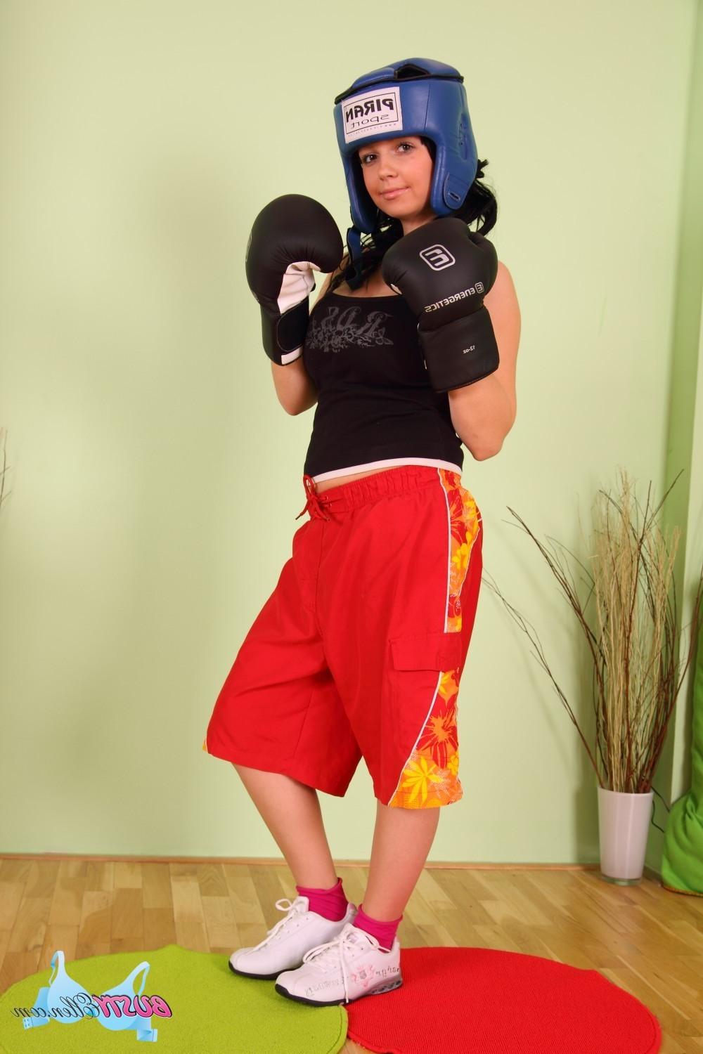16P Big natural boob girl ready to box