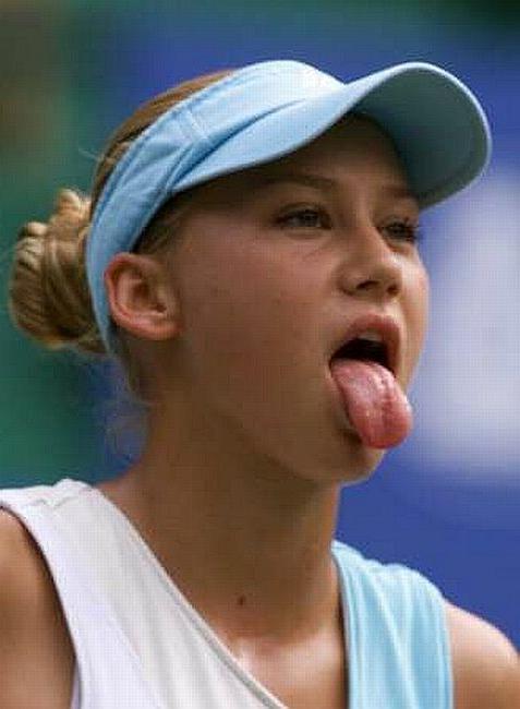 15P sexy tennis babe Anna Kournikova nude on the beach