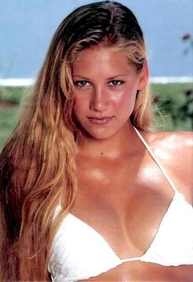 15P sexy tennis babe Anna Kournikova nude on the beach