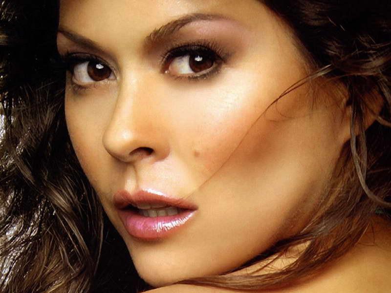 15P super hot actress Angie Harmon nudes and see thrus