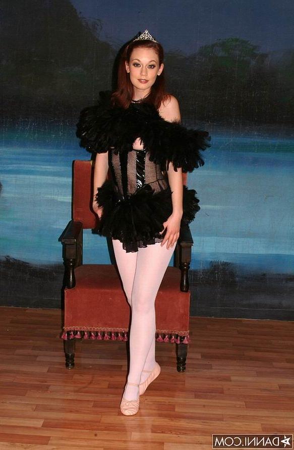 16P Sexy redhead dancer in white pantyhose