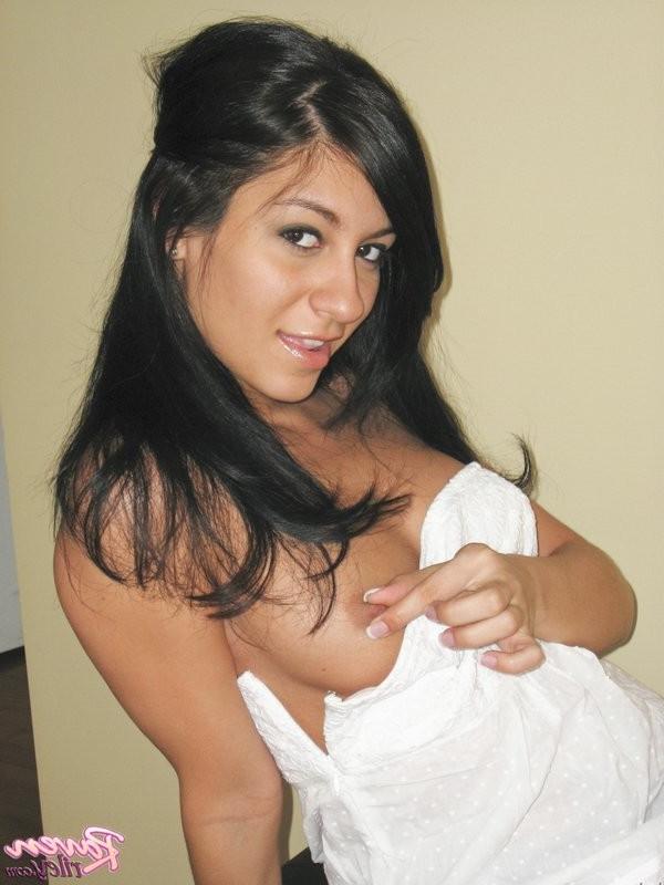 16P Raven Riley is undressing for showing her tanned slit