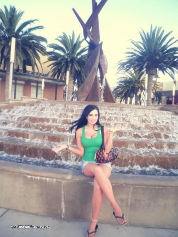 10P Collection of a big-tittied hottie posing for her boyfriend