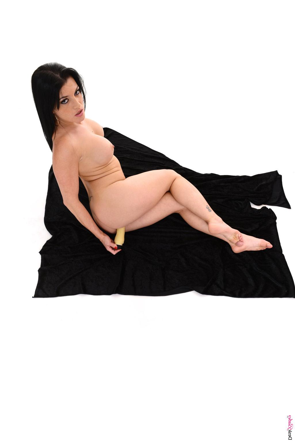 15P Stop watching pictures and get Lana Fever stripping on your desktop