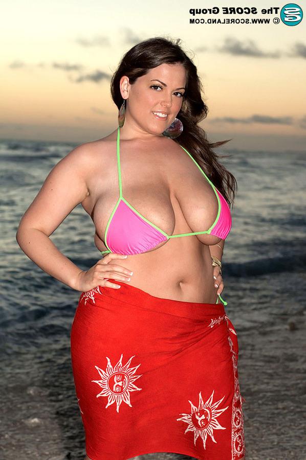 16P Taylor Steele showing off her massive natural boobs in the sunset