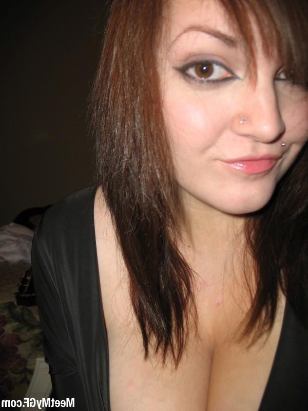 16P Big natural tits teen shows off her great body