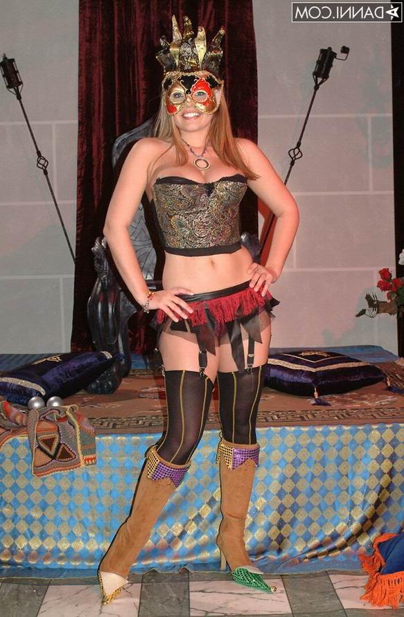 16P Erica Campbell mit den großen Naturtitten in Strümpfen und Stiefeln