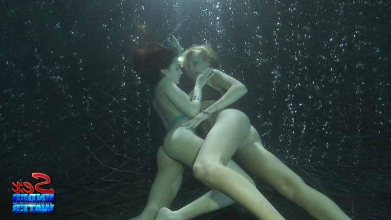 16P Underwater lesbian sex
