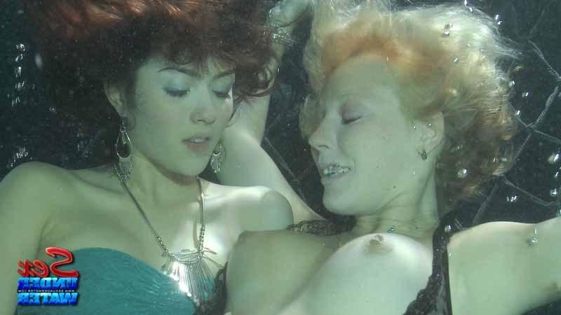 16P Underwater lesbian sex