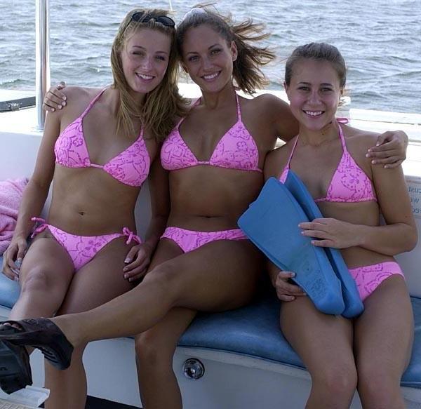 12P Girls in tiny panties sunbathing under the hot sun