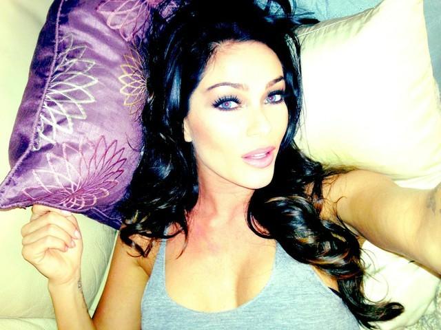 10P Hot sexy Photos of popular Celebrity Jasmine Waltz