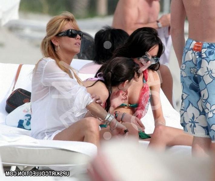 15P Great view of charming celebrities in tiny bikinis