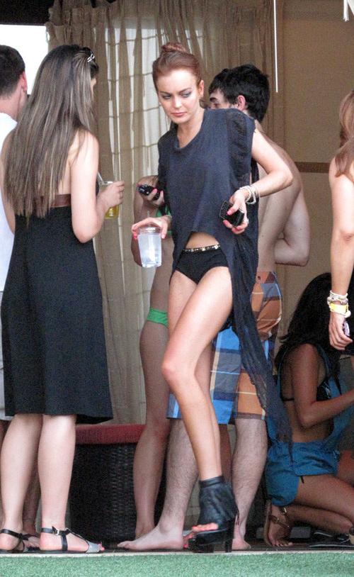 16P Lindsay Lohan celebrity in swimsuits paparazzi pictures