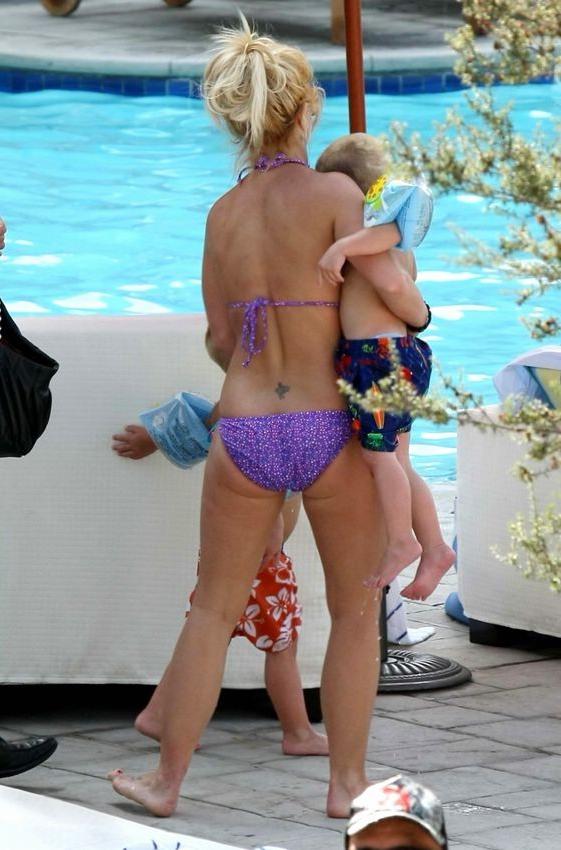 15P Britney Spears in shape again showing her incredible body
