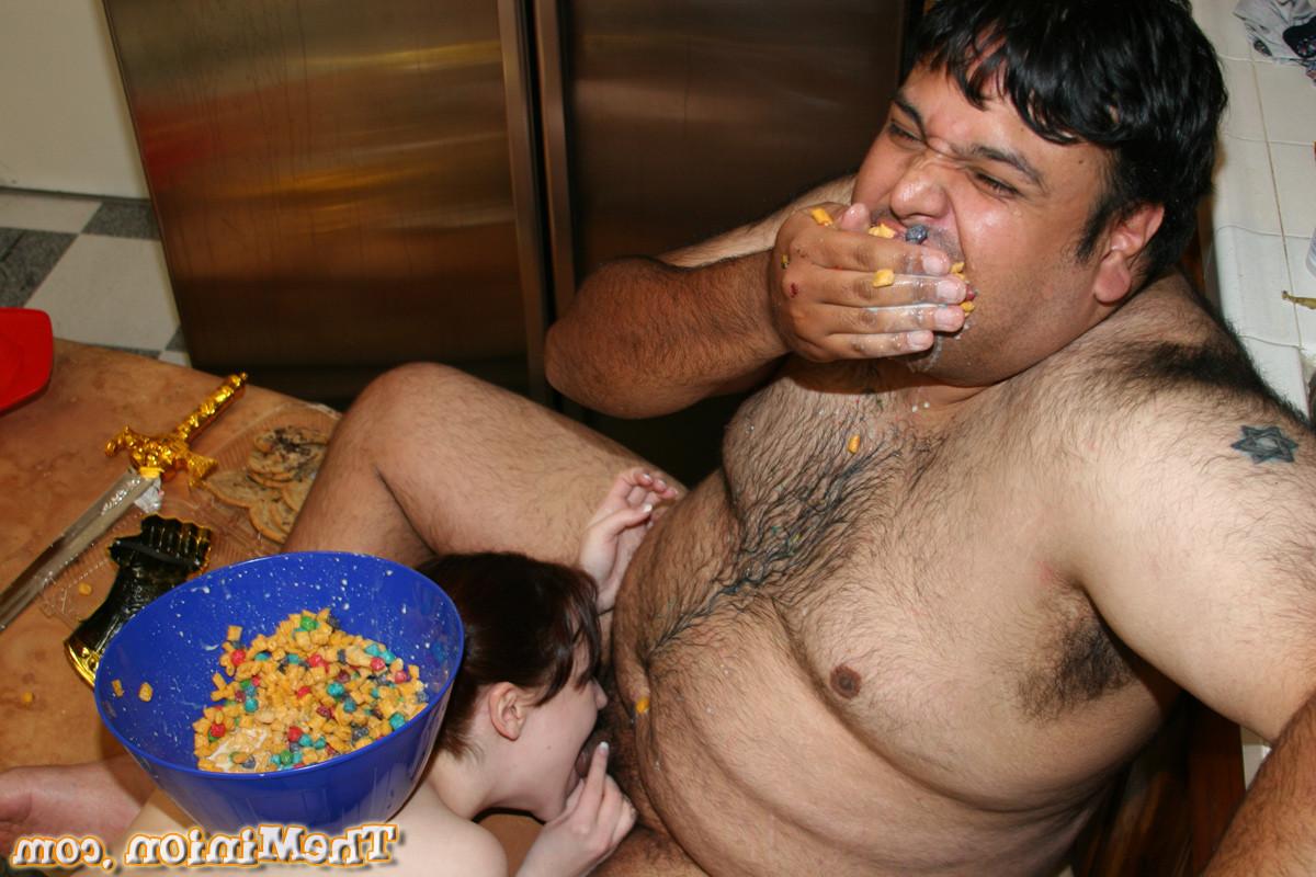 16P Huge Dude banging Crissy Tyler while eating