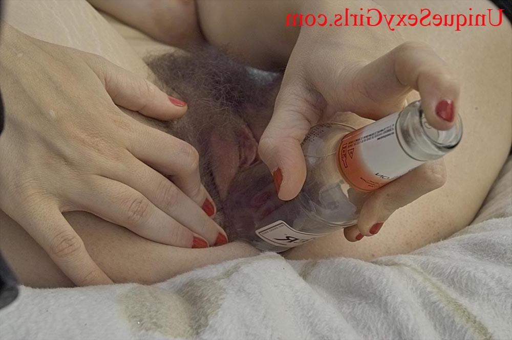 20P hairy amateur babe toying bottle