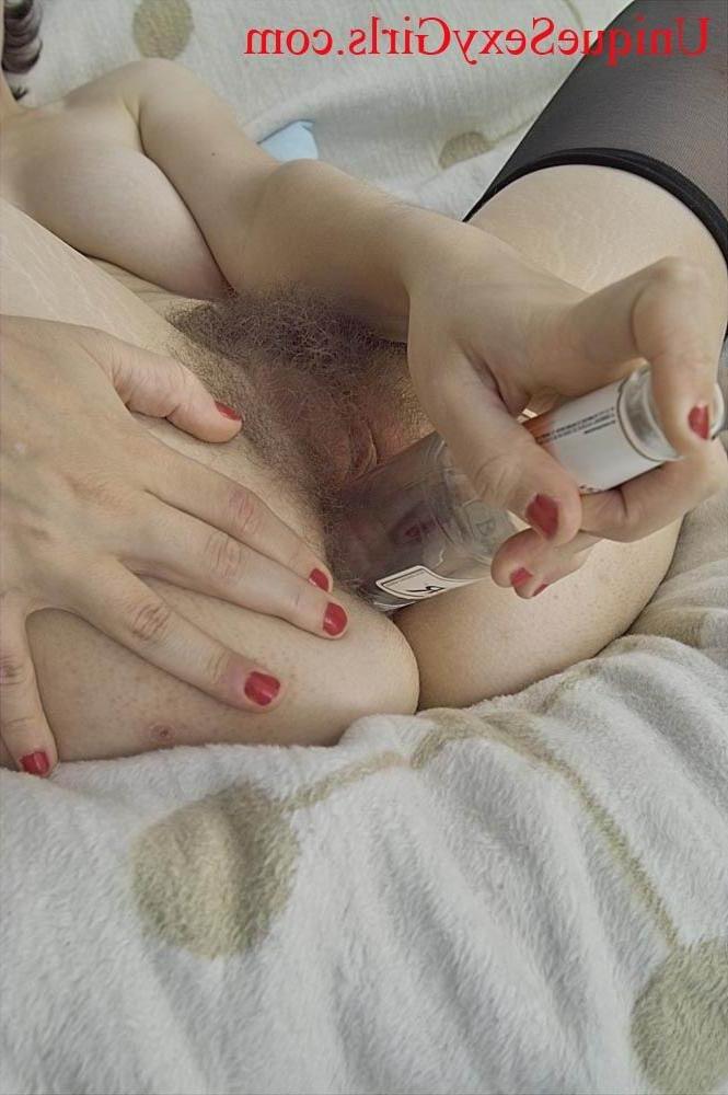 20P hairy amateur babe toying bottle
