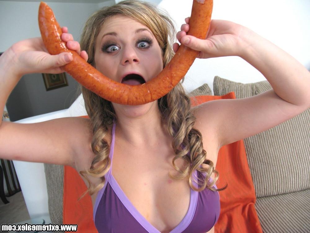 15P This extreme slut Alex and her girlfriend cram food in their pussies