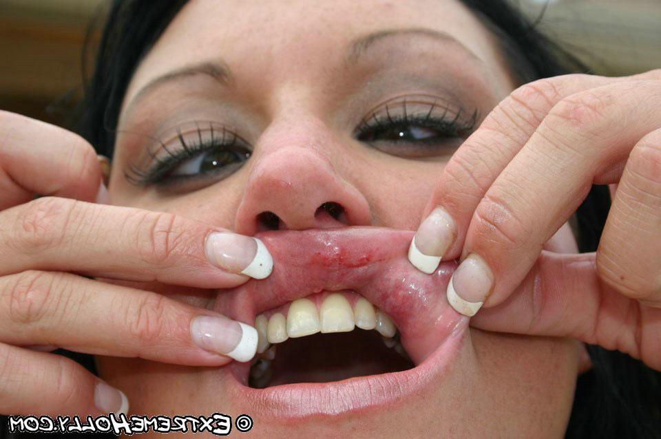 15P Extreme babe blows four guys in the pool