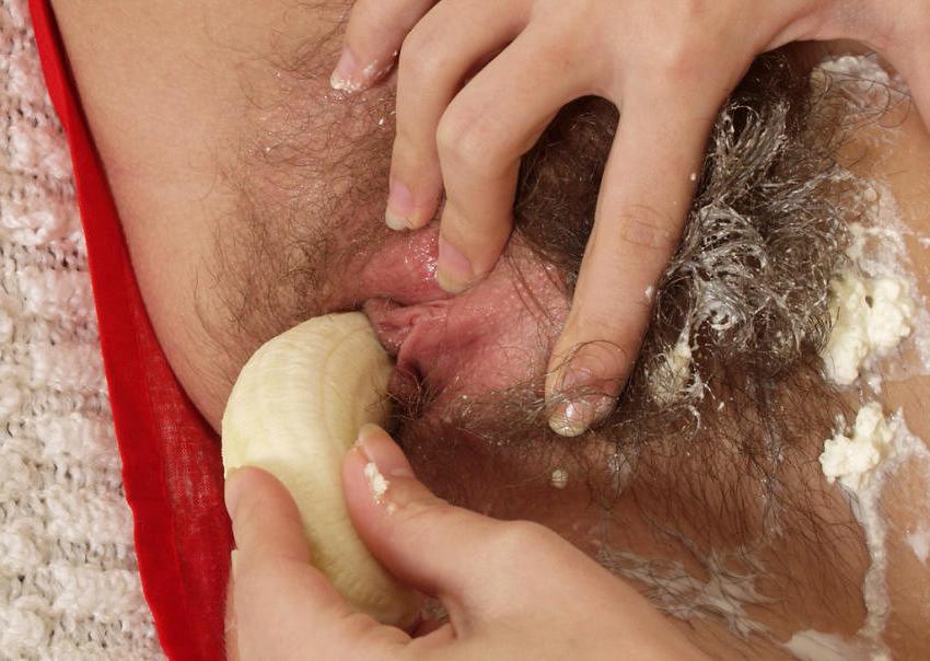 20P Lady stuffin banana in creamy pussy
