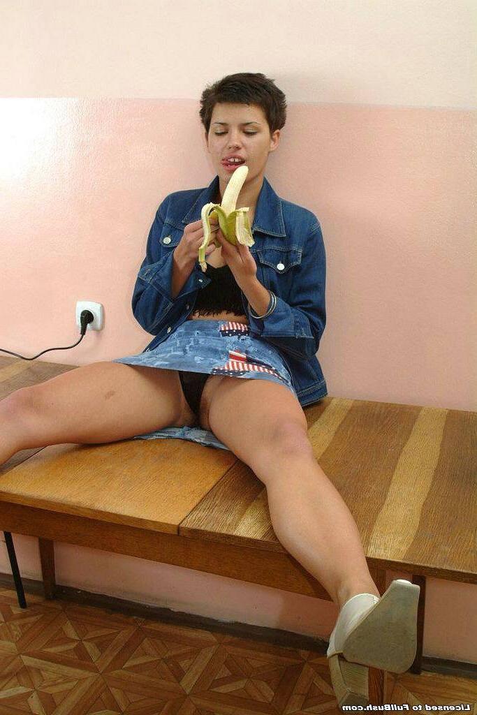 15P Hot slut playing with a big banana
