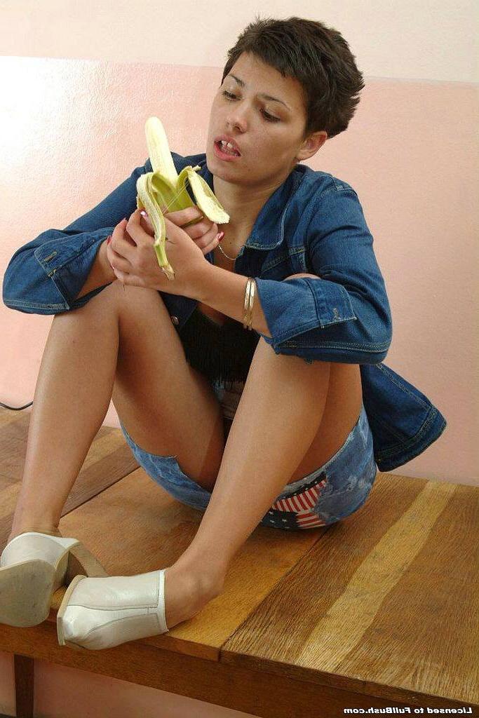 15P Hot slut playing with a big banana
