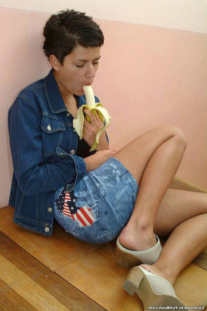 15P Hot slut playing with a big banana