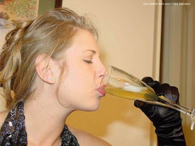 16P Amateur girl drinking cum from a glass
