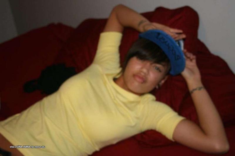 8P Collection of a black chick posing sexy for her boyfriend