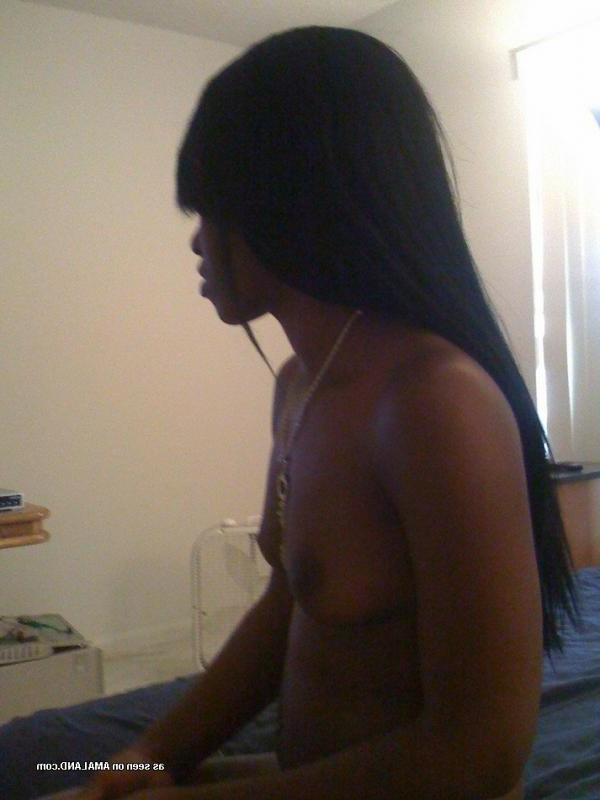 10P Kinky ebony chick posing naked for her boyfriend