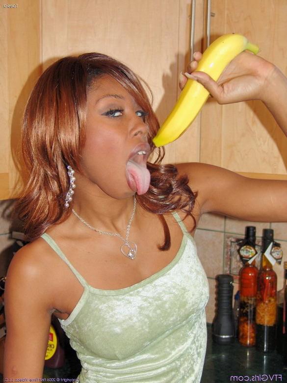 16P Ebony girl Taesia - fruits insertion