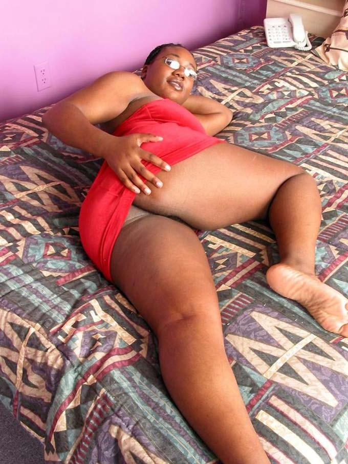 20P Horny big tit ebony bbw stuffing her hairy pussy with dildo