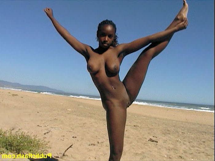 16P Natural Tit Ebony Exhibitionist Naked at the Beach