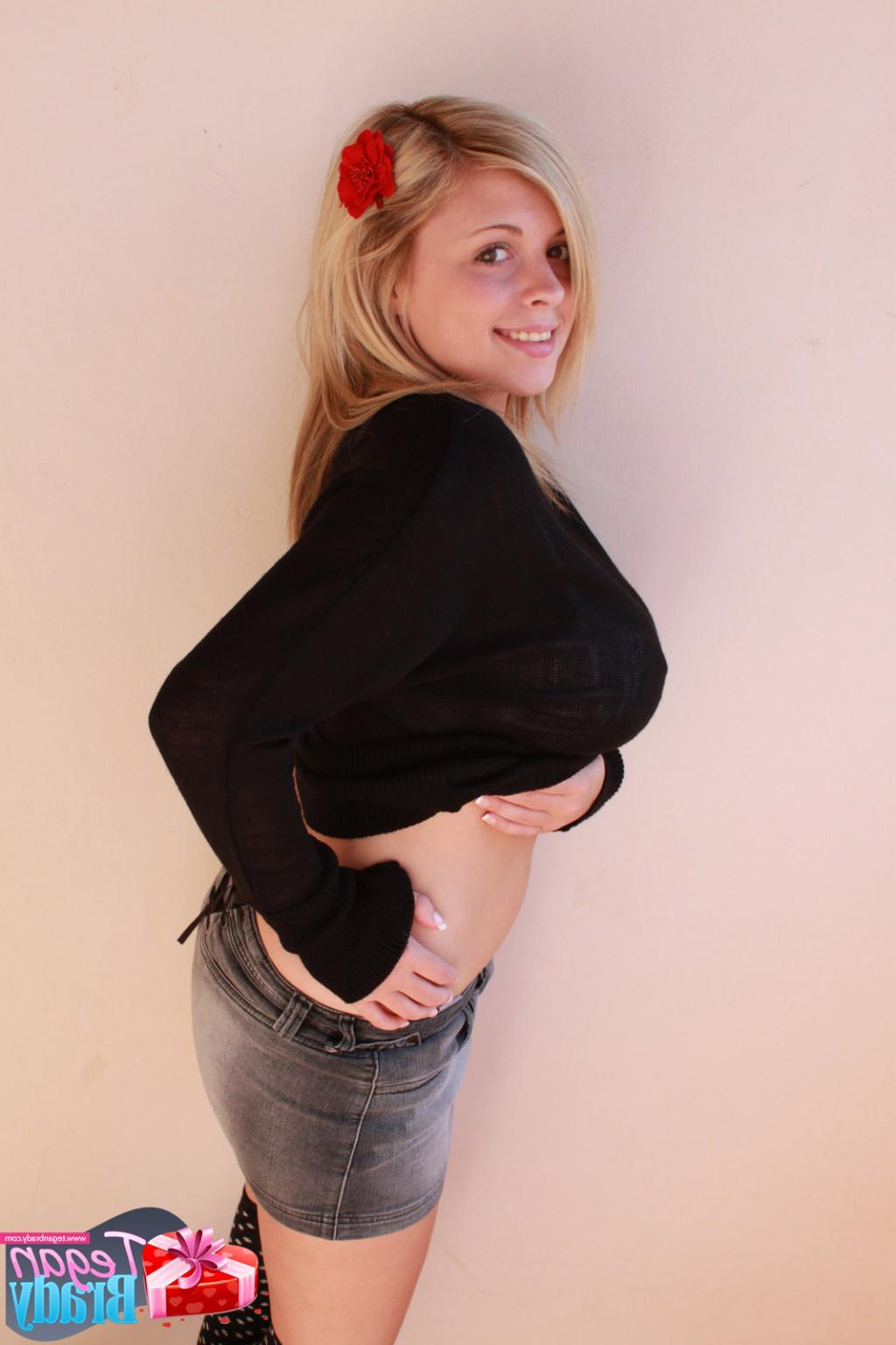 16P Big natural tits cleavage